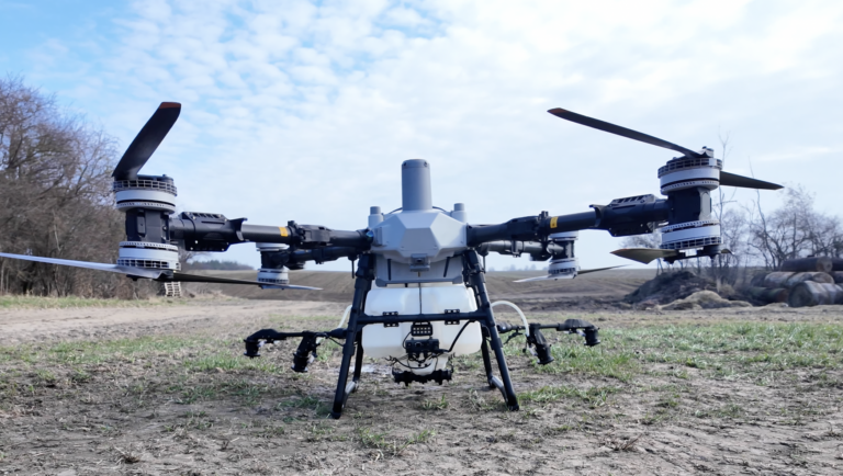 DJI Agras T100 podczas pokazu drona rolniczego w kujawsko-pomorskim